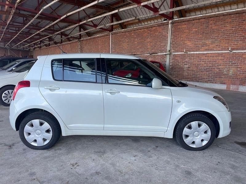 Gebraucht Suzuki Swift Club 90 PS (66 kW) 2010 Weiß Kleinwagen