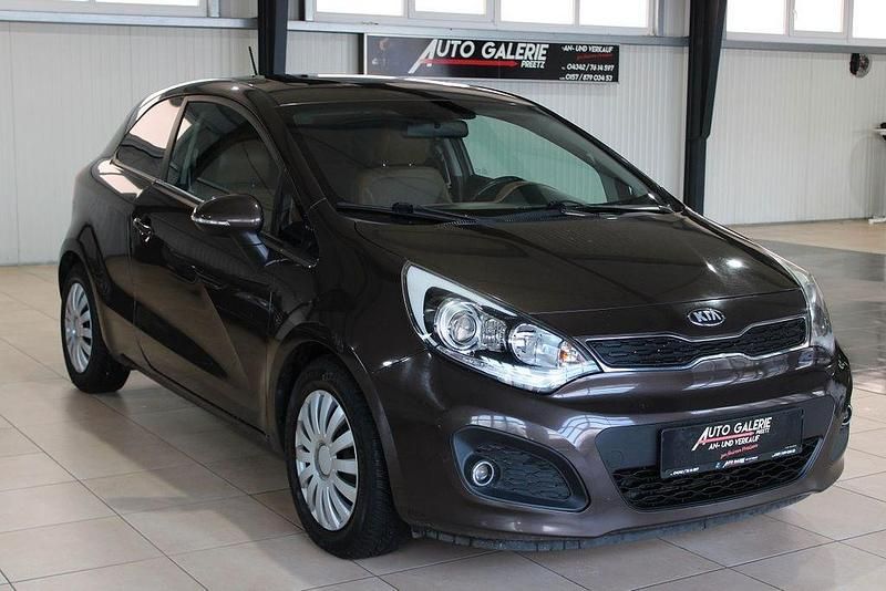 Gebraucht Kia Rio FIFA World Cup Edition 86 PS (63 kW) 2013 Braun Kleinwagen