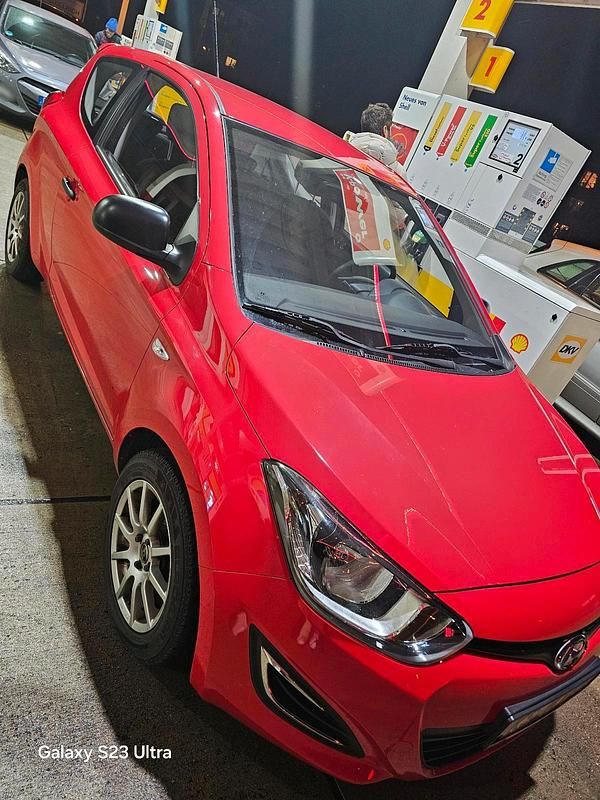 Gebraucht Hyundai i20 88 PS (64 kW) 2012 Rot Kleinwagen