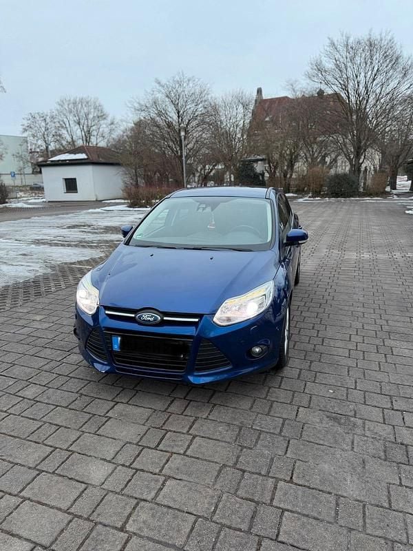 Blau Gebraucht 2013 Ford Focus Limousine | 9.200 € (Teuer) - Bild 1/4