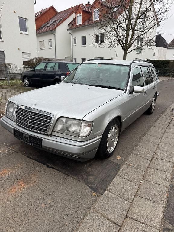 Silber Gebraucht 1994 Mercedes E280 Kombi | 2.999 € - Bild 1/4