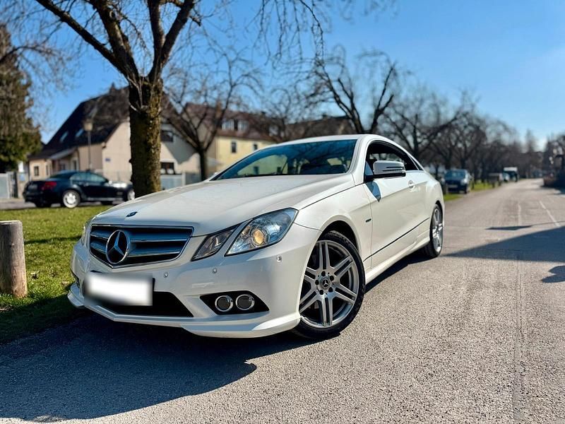 Gebraucht Mercedes E200 AMG line 184 PS (135 kW) 2011 Weiß Coupé