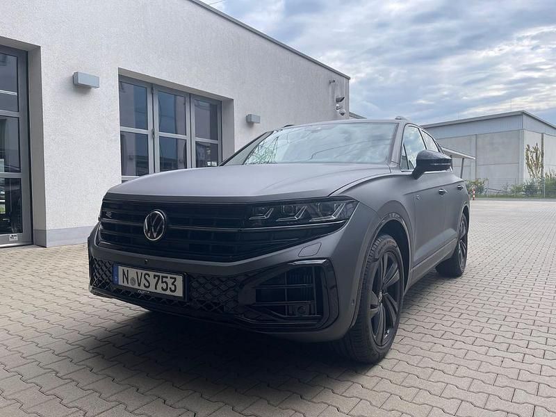 Grau Gebraucht 2024 VW Touareg R-line SUV | 68.900 € (Fairer Preis) - Bild 1/4