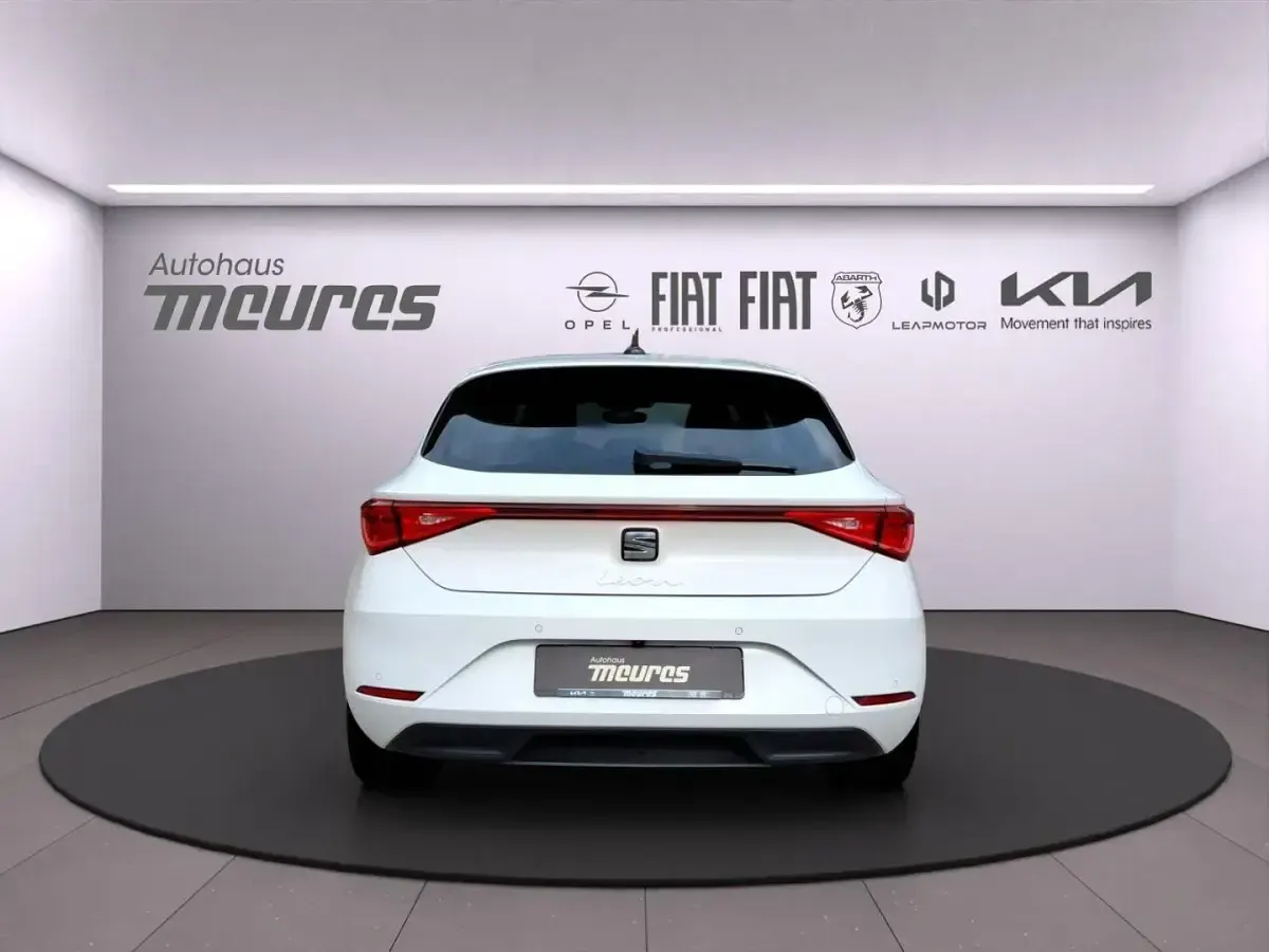 Używany Seat Leon Style 150 KM (110 kW) 2024 Biały Sedan/Limuzyna