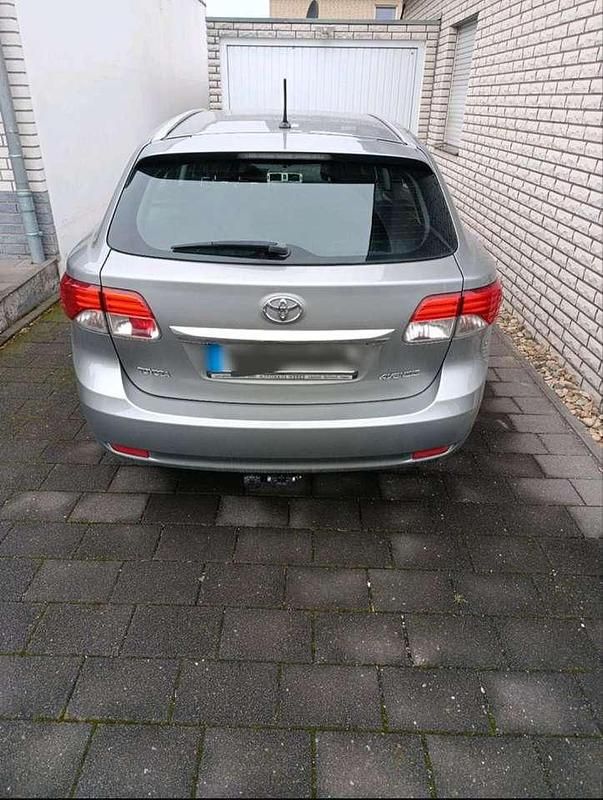 Gebraucht Toyota Avensis Life 147 PS (108 kW) 2012 Grau Kombi