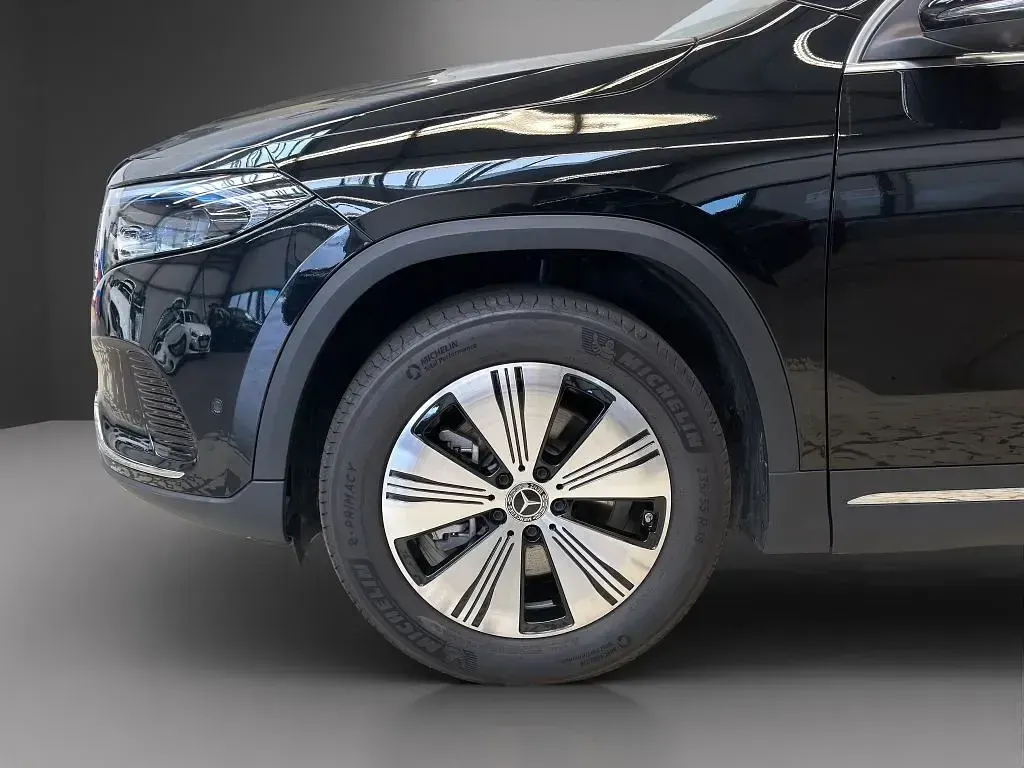 Gebraucht Mercedes EQA300 Advanced 167 kW (228 PS) 2025 Metalliclack kosmosschwarz (metallic) SUV