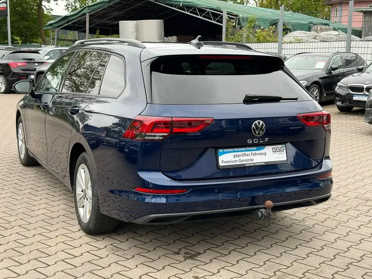 Gebraucht VW Golf VIII Life 150 PS (110 kW) 2022 Atlantik blue metallic Kombi