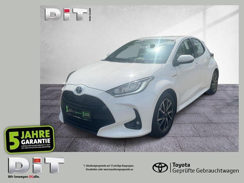 Schneeweiß Gebraucht 2021 Toyota Yaris Hybrid Club Kleinwagen | 16.990 € (Guter Preis) - Bild 1/4