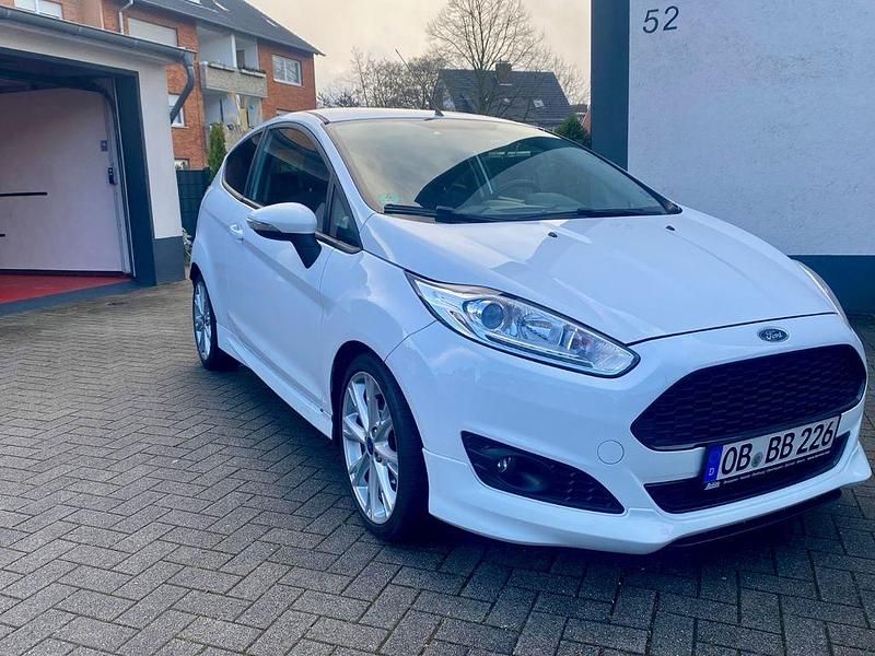 Gebraucht Ford Fiesta 125 PS (91 kW) 2013 Weiß Kleinwagen