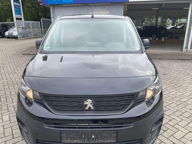 Gebraucht Peugeot Partner Premium 102 PS (75 kW) 2020 Lack onyx schwarz/typ Van / Kleinbus