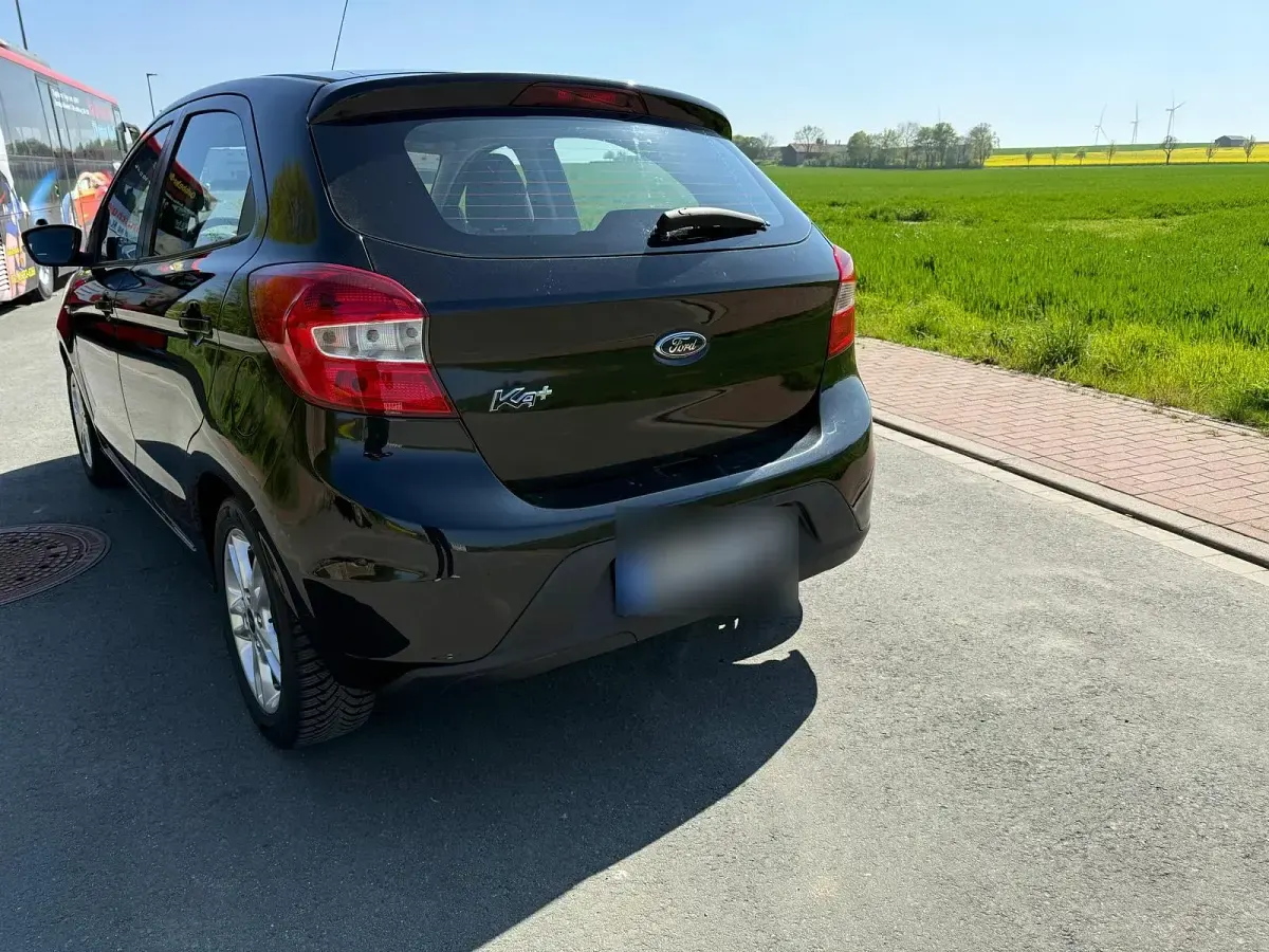 Gebraucht Ford Ka Plus 86 PS (63 kW) 2016 Schwarz Kleinwagen