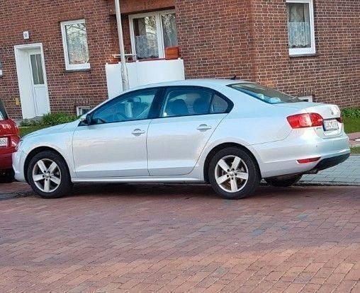 Silber Gebraucht 2012 VW Jetta Comfortline Limousine | 6.299 € (Guter Preis) - Bild 1/4