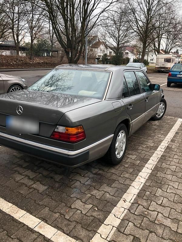 Gebraucht Mercedes E230 132 PS (97 kW) 1990 Grau Limousine