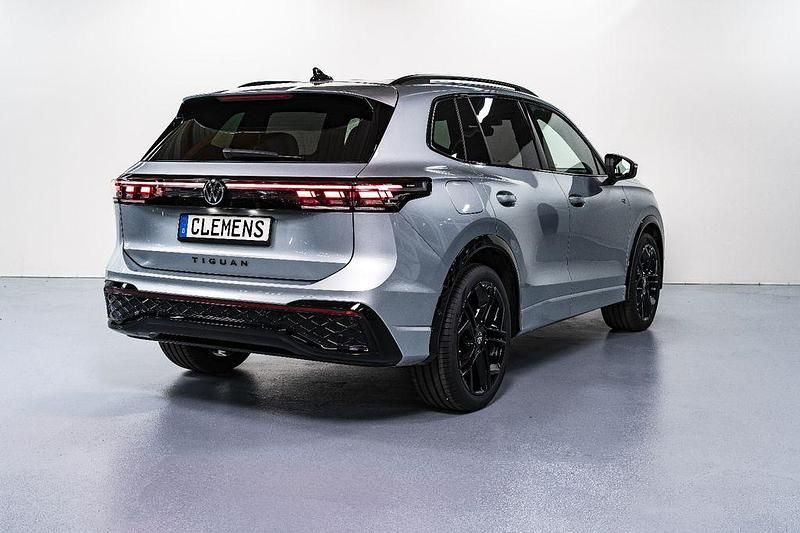 Gebraucht VW Tiguan Style 150 PS (110 kW) 2024 Oyster silver metallic SUV