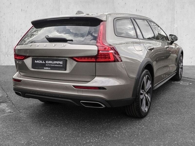 Gebraucht Volvo V60 CC Pro 197 PS (144 kW) 2022 Pebble grey / metallic Kombi