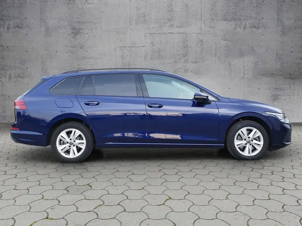 Gebraucht VW Golf VIII Life 150 PS (110 kW) 2022 Atlantik blue metallic Kombi