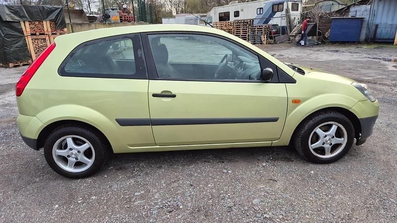 Gebraucht Ford Fiesta Ambiente 70 PS (51 kW) 2007 Grün Kleinwagen