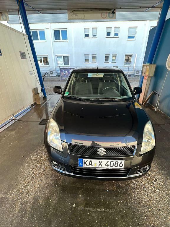 Schwarz Gebraucht 2005 Suzuki Swift Comfort Limousine | 1.850 € (Fairer Preis) - Bild 1/4