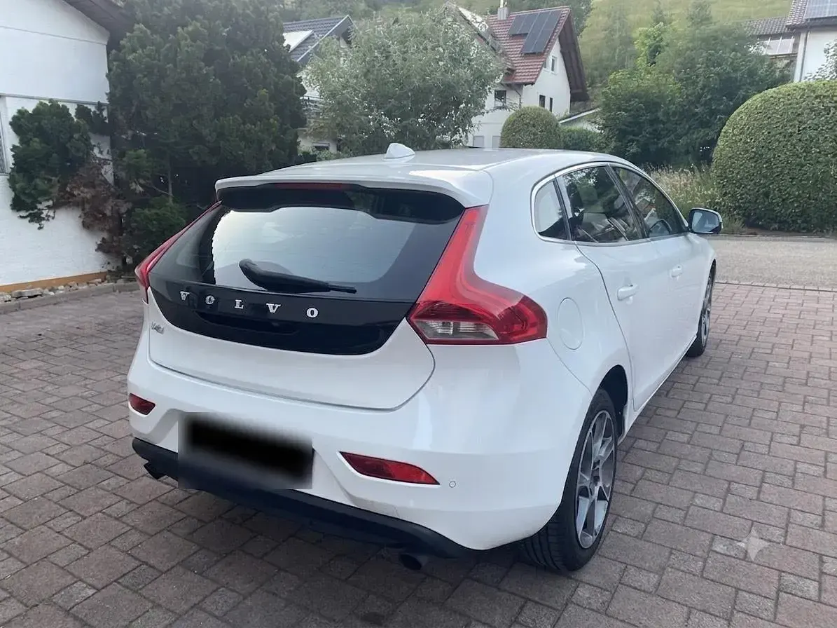 Gebraucht Volvo V40 152 PS (111 kW) 2016 Weiß Limousine