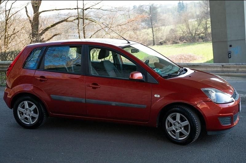 Gebraucht Ford Fiesta 68 PS (50 kW) 2008 Rot Kleinwagen