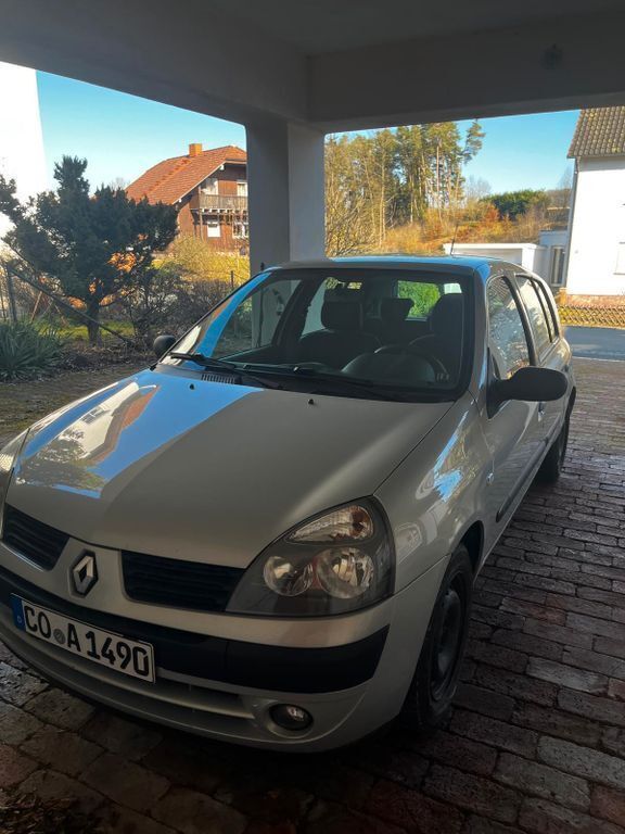 Grau Gebraucht 2005 Renault Clio II Limousine | 2.600 € (Fairer Preis) - Bild 1/4