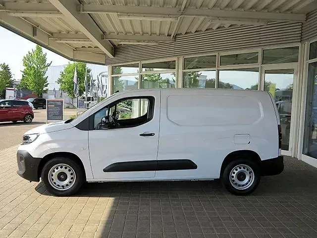 Gebraucht Opel Combo Basis 131 PS (96 kW) 2025 Weiß Van / Kleinbus