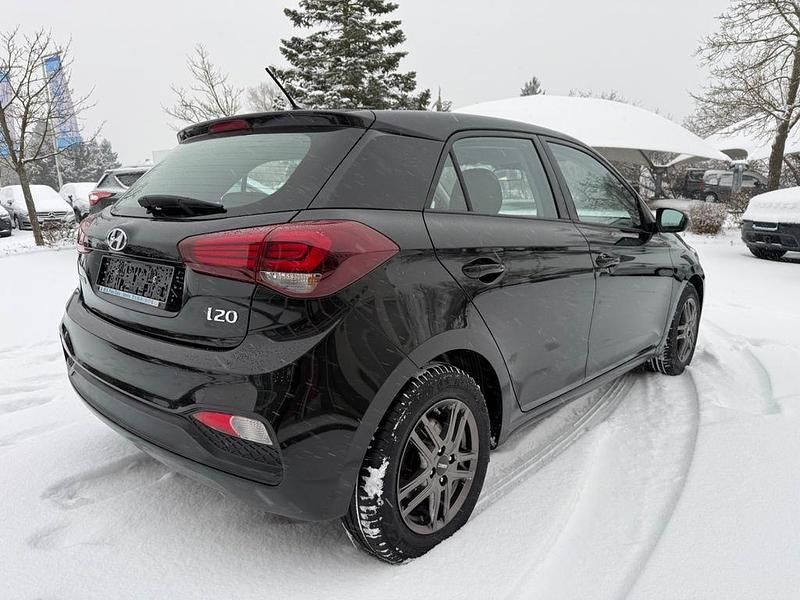 Gebraucht Hyundai i20 Select 84 PS (61 kW) 2018 Schwarz Limousine