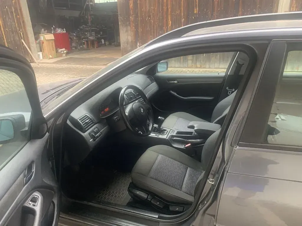 Gebraucht BMW 318 143 PS (105 kW) 2004 Grau Kombi