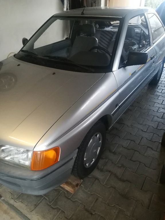 Silber Gebraucht 1990 Ford Escort Limousine | 1.300 € - Bild 1/4