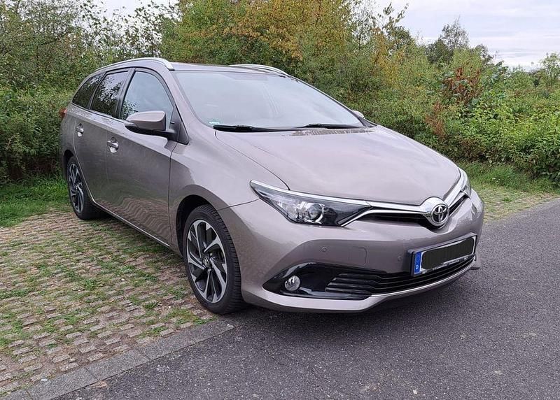 Gebraucht 2016 Toyota Auris Comfort Limousine | 9.900 € (Fairer Preis) - Bild 1/4
