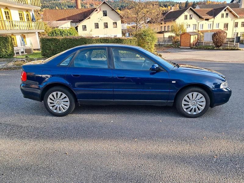 Second-hand Audi A4 125 CP (91 kW) 2000 Albastru Berlinǎ
