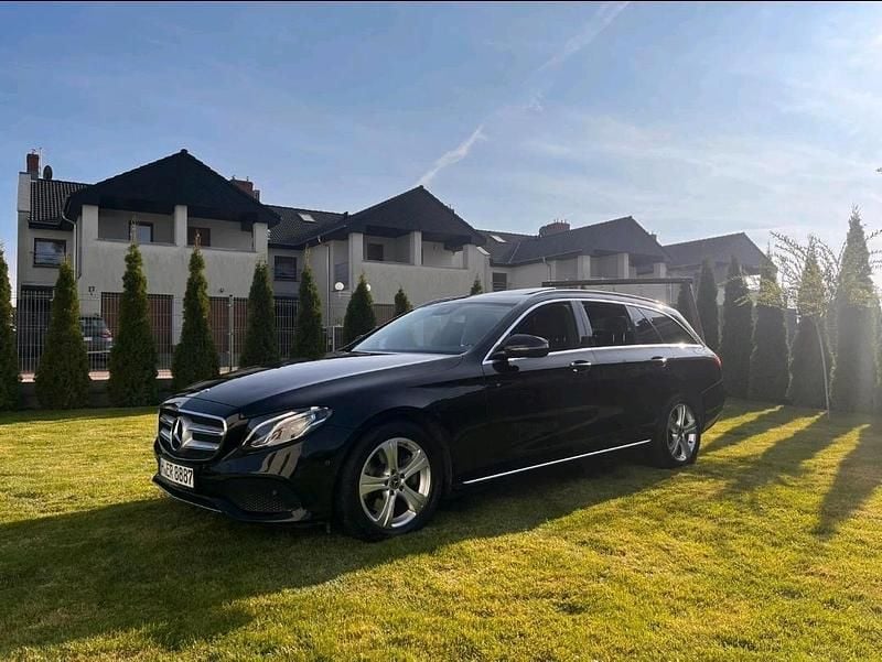 Schwarz Gebraucht 2018 Mercedes E220 Kombi | 18.800 € - Bild 1/4