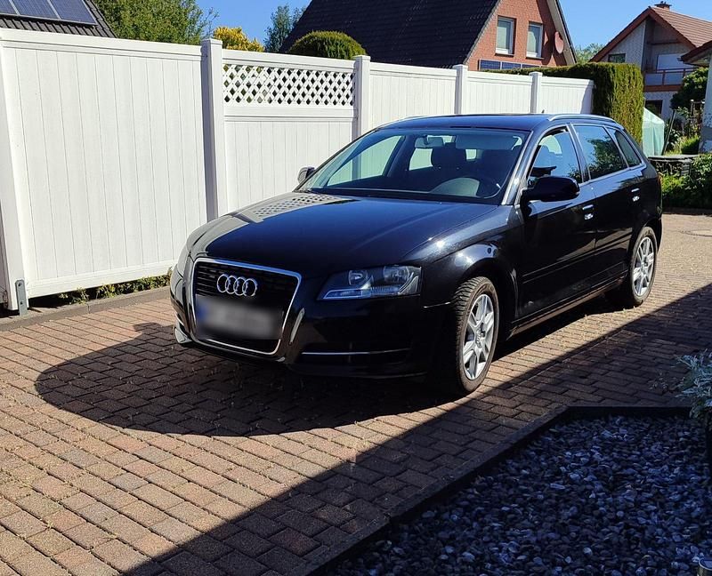 Schwarz Gebraucht 2011 Audi A3 Sportback Attraction Limousine | 8.100 € (Etwas zu teuer) - Bild 1/4