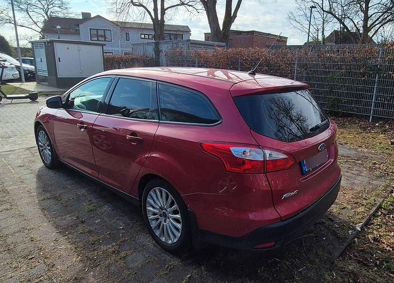 Gebraucht Ford Focus Ambiente 105 PS (77 kW) 2011 Rot Kombi