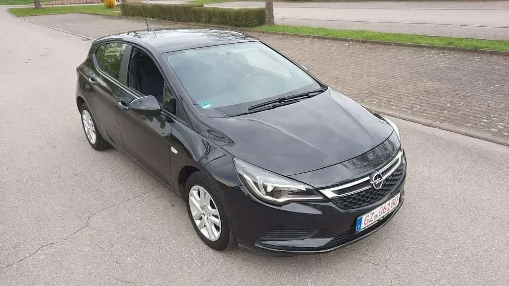 Gebraucht Opel Astra Selection 105 PS (77 kW) 2016 Schwarz Limousine