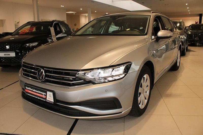 Silber Gebraucht 2023 VW Passat Kombi | 23.779 € (Guter Preis) - Bild 1/4