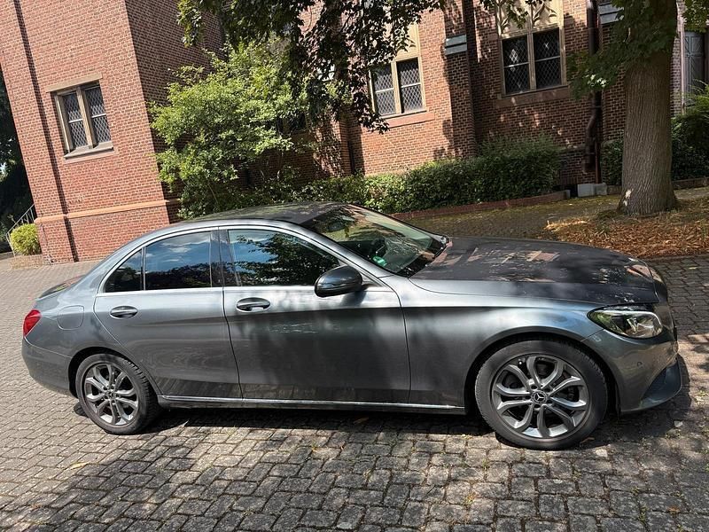 Grau Gebraucht 2018 Mercedes C180 Limousine | 16.450 € (Fairer Preis) - Bild 1/4