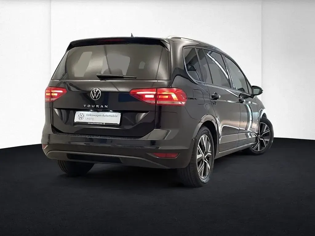 Gebraucht VW Touran Active 122 PS (89 kW) 2023 Schwarz Van / Kleinbus