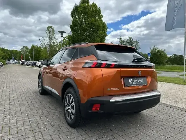 Gebraucht Peugeot e-2008 Allure 100 kW (136 PS) 2021 Orange SUV