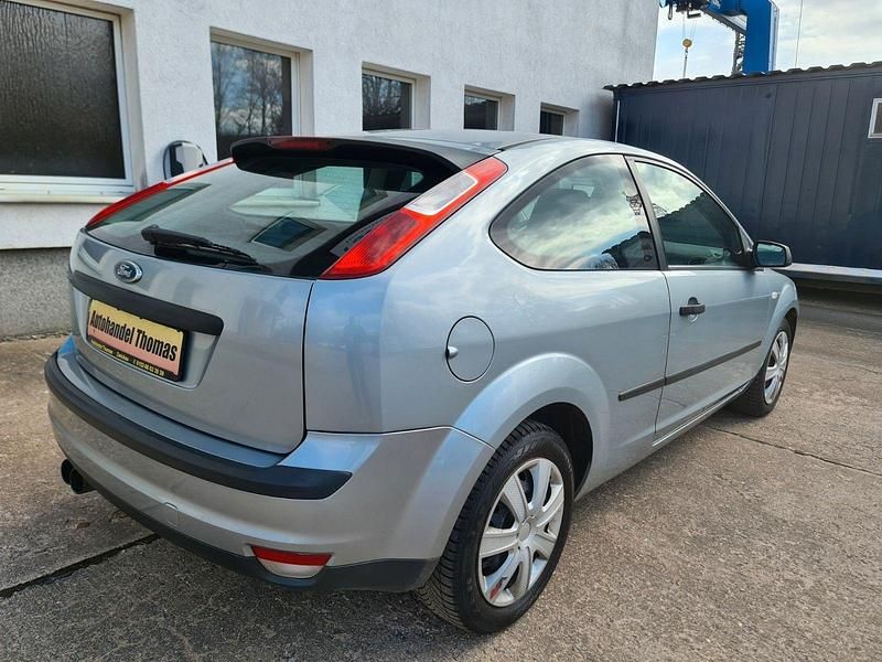 Gebraucht Ford Focus Trend 101 PS (74 kW) 2005 Silber Limousine