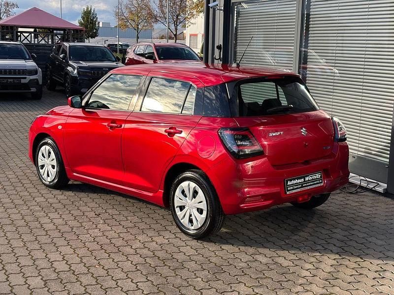 Neu Suzuki Swift Club 83 PS (61 kW) 2026 Rot Kleinwagen