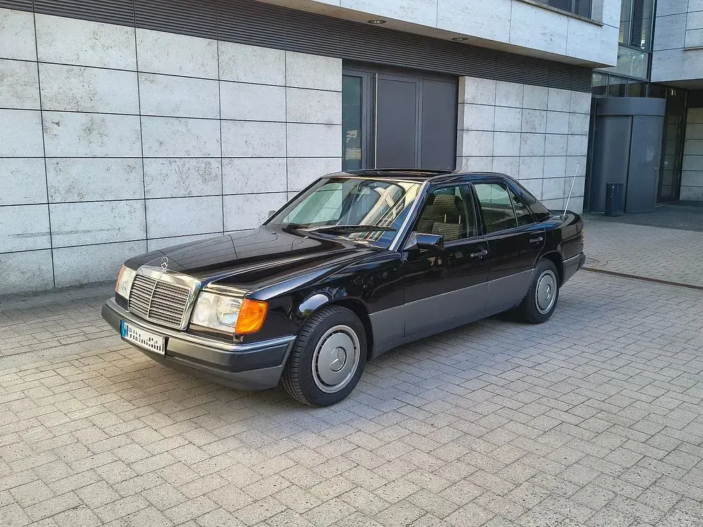 Gebraucht Mercedes 230 132 PS (97 kW) 1990 Schwarz Limousine