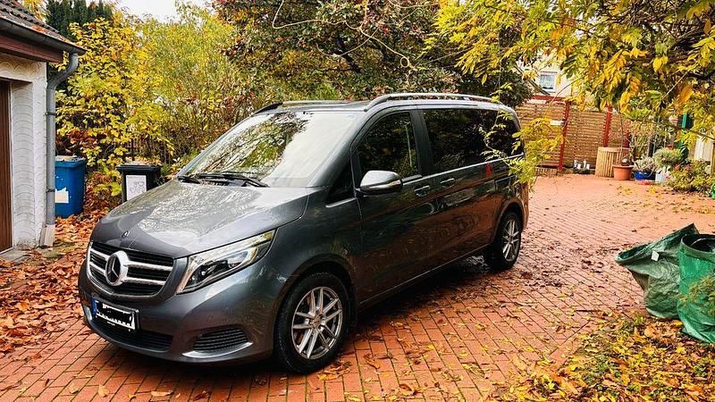 Grau Gebraucht 2017 Mercedes V220 Edition Van / Kleinbus | 30.900 € (Superpreis) - Bild 1/4