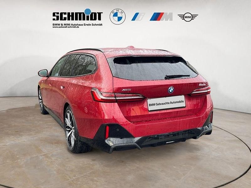 Gebraucht BMW 550e M Sport 489 PS (359 kW) 2024 Rot Kombi