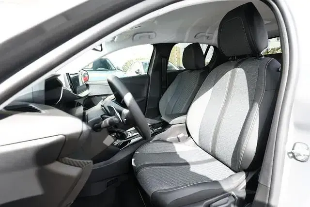 Neu Peugeot 208 Allure 136 PS (100 kW) 2025 Selenium grau metallic selenium grau metallic Kleinwagen