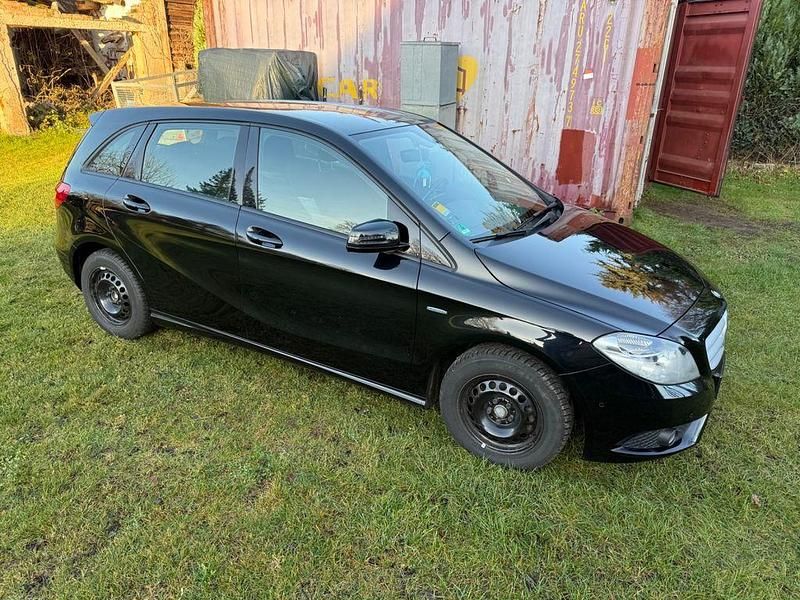 Gebraucht Mercedes B180 122 PS (89 kW) 2011 Schwarz Van / Kleinbus