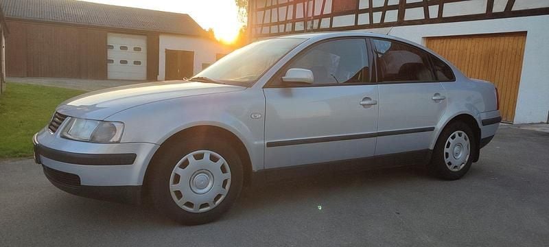 Second-hand VW Passat 125 CP (91 kW) 2000 Argintiu Berlinǎ