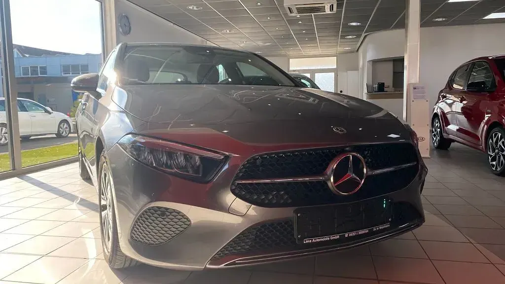 Gebraucht Mercedes A200 163 PS (119 kW) 2024 Mountaingrau  met. Coupé
