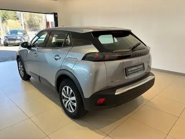 Second-hand Peugeot e-2008 Active 100 kW (136 CP) 2022 Gri SUV