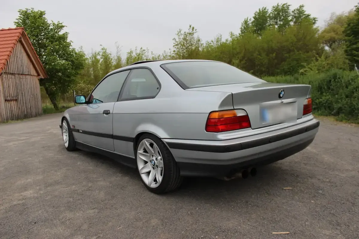 Używany BMW 320 Basis 150 KM (110 kW) 1994 Srebrny Coupe